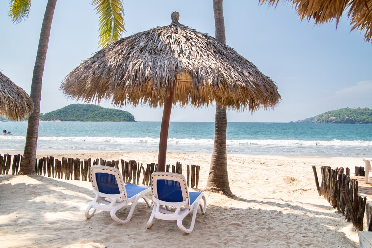 Camastros frente al mar · Hotel Villa Mexicana Zihuatanejo