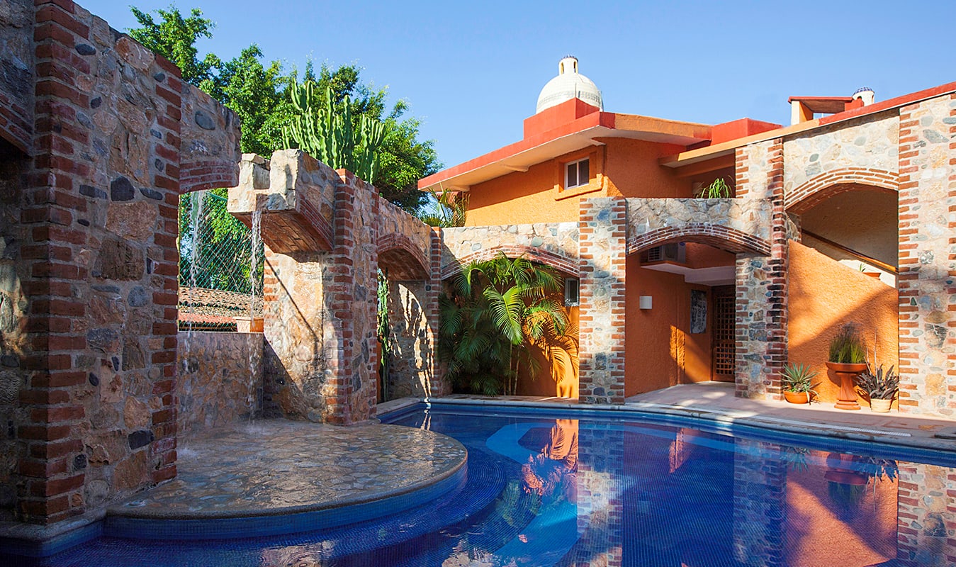 Patio colonial y alberca del Hotel Villa Mexicana Zihuatanejo